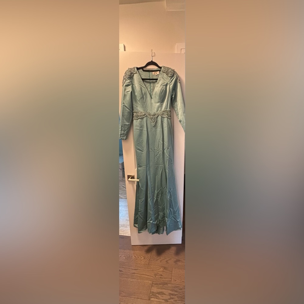 This dress has only been worn ONCE✨